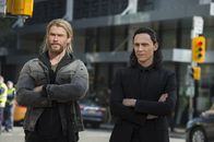 Thor: Tag der Entscheidung – Thor (Chris Hemsworth, l.); Loki (Tom Hiddleston, r.)