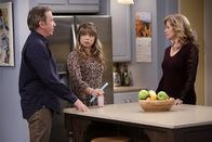 Last Man Standing – (v.li.) Tim Allen (Mike Baxter), Amanda Fuller (Kristin Baxter), Nancy Travis (Vanessa Baxter).