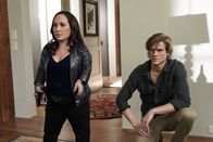 MacGyver – Matty Weber (Meredith Eaton, l.); MacGyver (Lucas Till, r.)