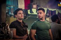 9-1-1: Lone Star – L-R: T.K. Strand (Ronen Rubinstein) und Carlos Reyes (Rafael Silva)