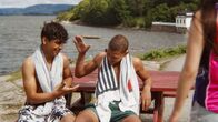 Neu: After Benjamin – Verbringen einen unbeschwerten Sommer am Strand ihrer Heimatgemeinde Oslo-Holmlia: Benjamin (Emil Sesay Stenseth, l.) und sein bester Freund Elias (Sam Ashraf, r.).