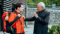 Die Bergretter – Peter Herbrechter (Michael König, r.) versucht Tobi (Markus Brandl, l.) von seinem Vorhaben zu überzeugen.