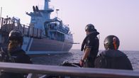 Border Control - Spaniens Grenzschützer – In Spanien werden jährlich rund 40 000 Autos gestohlen. Viele davon landen in Afrika. Deshalb nehmen Zollfahnder im Hafen von Barcelona ein verdächtiges Vehikel unter die Lupe, dass mit der Fähre nach Marokko verschifft werden soll. Der Fahrer des Wagens hat einen mauretanischen Pass, aber sein Führerschein ist möglicherweise gefälscht. Am Flughafen Madrid-Barajas ziehen aufmerksame Grenzschützer der Guardia Civil unterdessen drei mit Betäubungsmitteln gefüllte Rucksäcke aus dem Verkehr. Das ungestreckte Kokain hat einen Marktwert von über 700 000 Euro.