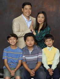 Fresh off the Boat – Bei Familie Huang läuft nicht immer alles nach Plan: Louis (Randall Park, hinten l.), Jessica (Constance Wu, hinten r.), Eddie (Hudson Yang, vorne M.), Emery (Forrest Wheeler, vorne l.) und Evan (Ian Chen, vorne r.) ...