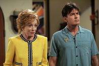Two and a Half Men – Charlie (Charlie Sheen, r.) ist seiner neuen Freundin überdrüssig und gibt dem Drängen seiner Mutter Evelyn (Holland Taylor, l.) nach, sie zu einer Wohltätigkeitsveranstaltung zu begleiten.