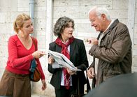 Fuchs und Gans – Kriminalrätin Ackermann (Tina Engel, M.) ist wütend auf Emily Gans (Mira Bartuschek, l.) und Urban Fuchs (Peter Bongartz, r.). Aus dem Uracher Boten erfährt sie, dass die Lokalreporterin und der Ex-Hauptkommissar mal wieder mehr wissen als die Polizei.