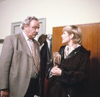 Tatort – Kriminalhauptkommissar Veigl (Gustl Bayrhammer) und Frau Berg (Maria Körber). So gern Veigl den Täter schon gefangen hätte - das Geständnis, das Frau Berg soeben vor dem Staatsanwalt abgelegt hat, gefällt ihm nicht. Hier stimmt was nicht.