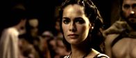 300 – Während ihr Mann im Krieg ist, versucht Königin Gorgo (Lena Headey) den Senat zu überzeugen, ihn mit der Armee zu unterstützen und ebenfalls für die Freiheit Spartas zu kämpfen. Doch Senator Theron ist nur an einem interessiert: Er macht der Königin ein unmoralisches Angebot ...