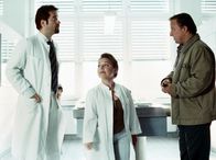 Tatort – Tatort "Der dunkle Fleck" Die zwei vom Fach: Prof. Karl-Friedrich Boerne (Jan Josef Liefers, l) und seine Assistentin Silke "Alberich" Haller (Christine Urspruch) mit Hauptkommissar Frank Thiel (Axel Prahl) an ihrem Arbeitsplatz: dem Seziertisch in der Pathologie.
