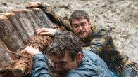 Jungle – Das Floß von Yossi (Daniel Radcliffe, r.) und Kevin (Alex Russell, l.) läuft bei starker Strömung auf einem Felsen auf.