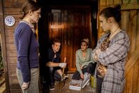 SOKO München – Dominik Morgenstern (Joscha Kiefer, 2.v.l.) und Toni Bischoff (Amanda da Gloria, 2.v.r.) finden im Beisein von Monika Keller (Iris Böhm, l.) und Lissy Keller (Elena Bin, r.) die Schaufel.