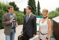 Die Rosenheim-Cops – Christian Lind (Tom Mikulla, l.) stellt Werner Saalinger (Thomas Landl) zur Rede, für dessen Frau Marion Saalinger (Claudia Lössl) der Ermordete offenbar mehr als nur der Fitnesstrainer war.