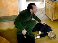In aller Freundschaft – Am Tag der Aufnahmeprüfung bricht Leon Breitner (Jonathan Dümcke, re.) bewusstlos zusammen. Henning Breitner (Max Gertsch, li.) bringt ihn in die Sachsenklinik.