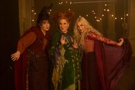 Hocus Pocus 2 – L-R: Mary Sanderson (Kathy Najimy), Winifred Sanderson (Bette Midler), und Sarah Sanderson (Sarah Jessica Parker)