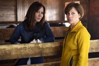 Frühling – Katja Baumann (Simone Thomalla, l.) und Christa Löffler (Jule Ronstedt) kommen sich beim Stall ausmisten näher und sprechen dabei auch über Christas Sohn Freddy.