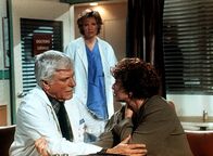 Diagnose: Mord – Dr. Mark Sloan (Dick Van Dyke, l.) tröstet die Krankenschwester Jane (Tricia O'Neil, r.), die gerade erfahren hat, dass ihr verschwundener Liebhaber damals ermordet wurde.