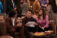 How I Met Your Father – (v.l.n.r.) Swish (Michael Cimino); Juan (Mark Consuelos); Raquel (Constance Marie)