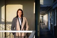 Die Ehre der Familie – Chief Inspector Caroline Goode (Keeley Hawes), die mit den Ermittlungen im Fall des Verschwindens von Banaz Mahmod beauftragt ist, setzt sofort alles daran, die junge Frau zu finden.