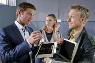 Die Rosenheim-Cops – Als Hansen (Igor Jeftic, l.) und Mohr (Max Müller, r.) die Schmuckstücke bei Eva Nussdorf (Nicoline Schubert, m.) finden, wird es eng für die junge Designerin.