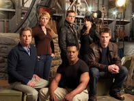 Stargate – Die Stargate-Teams, die unter der Leitung der geheimen Organisation SGA stehen und von deren Existenz nur der US-Präsident und die direkten Vorgesetzten wissen, gelangen durch ein altertümliches Tor in die entferntesten Winkel des Universums, um diese zu erforschen und Bedrohungen auszuschalten.