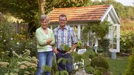 Garten & Lecker – In der ersten Folge geht es in den Hochsauerlandkreis in einen romantischen Rosengarten nach Eslohe. Magdalenes Garten ist Lebenselexier und Passion. Gastgeberin Magdalene Fiebig mit ihrem Mann Klaus.