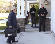 Navy CIS – Als eine Frau im Haus eines Marines und dessen Ehefrau ermordet aufgefunden wird, werden Gibbs (Mark Harmon, r.) und Ducky (David McCallum, l.) hinzugezogen, um den Fall zu lösen ...