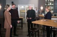 Rote Rosen – v.r.) gibt sich zu erkennen, als seine Kinder Britta (Jelena Mitschke, r.), Amelie (Lara-Isabelle Rentinck, l.) und Philip (Marc Schöttner, 2 v.l) drohen, im Zerwürfnis auseinanderzugehen.