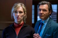 Der Usedom-Krimi – Eine weitere Seifenblase geplatzt: Ellen (Rikke Lyllosss) und Dr. Brunner (Max Hopp)