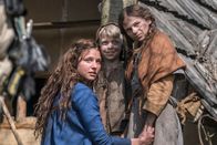 Der süße Brei – Jolanthe (Svenja Jung) konnte den Hunger der Geschwister Simon (Benjamin Ahrens) und Hedwig (Mariella Aumann) nicht länger ertragen.