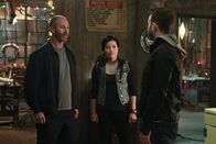 Scorpion – Als Toby (Eddie Kaye Thomas, r.) entdeckt, dass ihr Vater Patrick (Jamie McShane, l.) Happy (Jadyn Wong, M.) doch mehr bedeutet, als sie zugibt, erinnert er sie an etwas ganz Entscheidendes ...