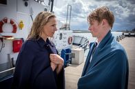 Praxis mit Meerblick – Praxis mit Meerblick – Der einsame Schwimmer Mutter und Sohn müssen plötzlich als Rettungsschwimmer agieren: Tanja Wedhorn als Nora Kaminski, Lukas Zumbrock als Kai Kaminski Copyright: SRF/ARD Degeto/Boris Laewen