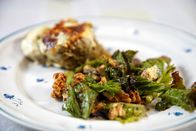 Zu Tisch ... – Kulinarische Spezialität: Gratin Dauphinois an grünem Salat mit Nussöl