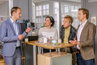 Die Rosenheim-Cops – Stockl (Marisa Burger, 2.v.l.), Mohr (Max Müller, 2.v.r.) und Lorenz (Benedikt Blaskovic, r.) sind überrascht, als Seitz (Gábor Biedermann, l.) plötzlich im Kommissariat auftaucht.