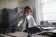 Der junge Inspektor Morse – Da Chief Superintendent Bright Endeavour Morse (Shaun Evans) und seine Methoden nicht leiden kann, wird Morse zum Schreibtischdienst verdonnert.