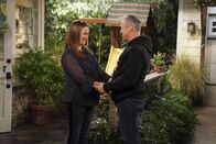Man with a Plan – Andi Burns (Liza Snyder, l.); Adam Burns (Matt LeBlanc, r.)