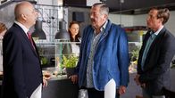 Die Rosenheim-Cops – Die Kommissare Hofer (Joseph Hannesschläger, M.) und Bach (Patrick Kalupa, r.) befragen den Hotelbesitzer Richard Mayerhofer (Markus H. Eberhard, l.), während Pathologin Mai (Sina Wilke, hinten) den Tatort untersucht.