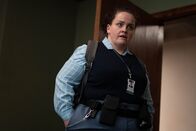 The Outlaws – Aufseherin Diane (Jessica Gunning) erfährt von der Ermittlung gegen einige aus ihrer Gruppe. Jetzt hat sie die Chance, zu beweisen, dass auch sie das Zeug zum Detective hat.