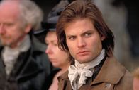Sleepy Hollow - Köpfe werden rollen – Brom Van Brunt (Casper Van Dien) besucht eine Beisetzung, während die düsteren Schatten eines weiteren Mordfalls über Sleepy Hollow liegen.