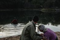 Cryptid – Niklas (Julius Fleischanderl, M.) und Ester (Maja Johanna Englander, r.) können nur noch zuschauen, wie Lisa (Astrid Morberg, l.) in den See hinein geht.