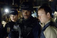 SAW II – Die Mitglieder des SWAT-Teams, Kerry (Dina Meyer, l.), Rigg (Lyriq Bent,m.) und Erik (Donnie Wahlberg, r.), müssen erfahren, wie grausam Menschen zu ihresgleichen sein können ...