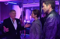 SOKO Stuttgart – Die Fingerabdrücke eines alten Bekannten sind am Tatort aufgetaucht. Daraufhin statten Selma Kirsch (Yve Burbach, M.) und Jo Stoll (Peter Ketnath, r.) Klaus Bühler (Claude-Oliver Rudolph, l.) einen Besuch in seiner Bar ab.