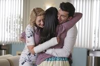 Jane the Virgin – (v.li.) Yael Grobglas (Petra Solano), Gina Rodriguez (Jane Gloriana Villanueva), Justin Baldoni (Rafael Solano).