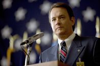 Der Krieg des Charlie Wilson – Bereits fünf Mal wurde Charlie Wilson (Tom Hanks) zum texanischen Kongressabgeordneten gewählt. Von seinem Drogenkonsum und seinen täglichen Trinkgelagen wissen die Wähler jedoch nichts.