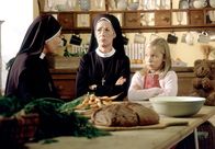 Um Himmels Willen – Schwester Lotte (Jutta Speidel, l.) versucht Schwester Felicitas (Karin Gregorek, M.) und die kleine Trudi (Laura Borlein, r.) zu überzeugen, dass das Mädchen zu seiner Mutter gehört und nicht ins Kloster.