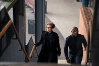 Alex Rider – Im Geheimen folgen Mrs. Jones (Vicky McClure) und Smithers (Nyasha Hatendi) einer anderen Spur. Als sie in der Schule ankommen, machen sie eine interessante Entdeckung: Ihnen wurde eine Nachricht hinterlassen.