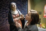 Das Wunder von Merching – Kathi (Jule Ronstedt) bemerkt, dass die Marienstatue zu weinen scheint. Ist das ein Wunder?
