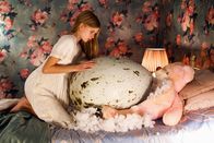 Hatching – Die 12-jährige Tinja (Siiri Solalinna) hält ein seltsames Ei vor ihrer Familie versteckt. Doch ihr Geheimnis hat böse Folgen.