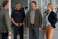 Die Rosenheim-Cops – Nach seiner Befragung zählt Johannes Huber (Andreas Bittl, 2.v.r.), der Ehemann der Toten, für die Kommissare Laura (Marija Kov?o, r.) und Thomas Schmidt (Moritz von Zeddelmann, l.) zu den Hauptverdächtigen.