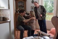 Der Staatsanwalt – Andreas Bender (Alexander Finkenwirth, l.), Eva Kastner (Annika Blendl, M.) und Johann Bender (Thomas Anzenhofer, r.) trauern um ihre Mutter und Ehefrau.