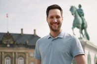 Was kostet... – Reporter Sven Kroll vor Schloss Amalienborg. Seine fünftägige Reise in die dänische Hauptstadt darf 500 Euro kosten - Unterkunft, Verpflegung und Eintritte inklusive. Eine echte Herausforderung.